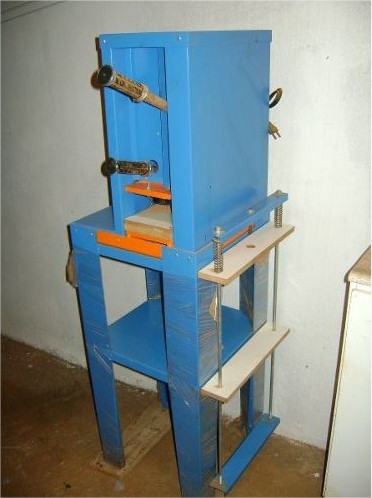 Projet demandé [5 du mois d'août de 2013] – Maquina de fazer chinelos manual com macaco hidraulico de 12 tonnes